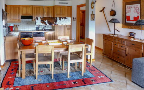 Résidence la Joie N° 1: Møbel, Bord, Ejendom, Cabinetry, Countertop, Træ, Indretning, Skuffe, Stol, Køkken