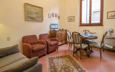 Florence 375: Værelse, Møbel, Ejendom, Stue, Indretning, Bygning, Ejendom, Hus, Etage, Bord