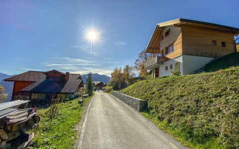 Börtji: Himmel, Plante, Ejendom, Bygning, Hus, Hældning, Highland, Naturlige Landskab, Vegetationen, Land Lot