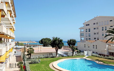 Altea 210: Vand, Himmel, Plante, Ejendom, Bygning, Vindue, Azure, Træ, Urban Design, Krop Af Vand
