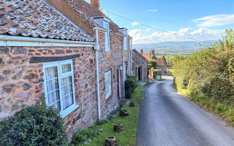 Moonfleat Cottage: Plante, Bygning, Himmel, Ejendom, Sky, Vindue, Blad, Azure, Træ, Sommerhus