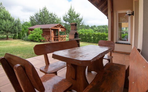 Villa von Valdi: Bord, Himmel, Ejendom, Møbel, Plante, Sky, Bygning, Træ, Træ, Udendørs Møbler