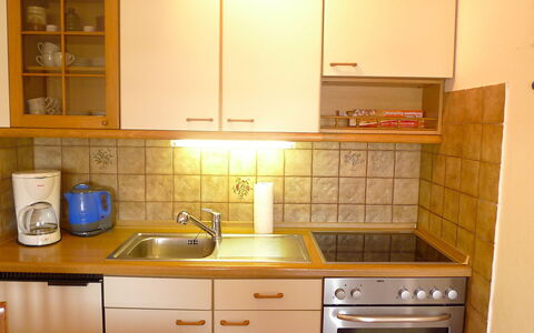 Norderney: Cabinetry, Countertop, Køkken, Værelse, Ejendom, Møbel, Flise, Større Bandage, Håndvask, Skab
