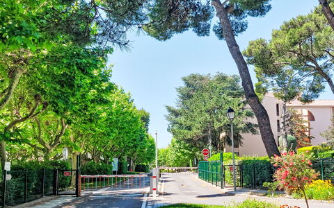 Le Luberon: Boligområde, Offentlige Rum, Busk, Færdselsåre, Gade, Urban Design, Lane, Fortov, Forstad, Have