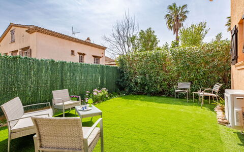 Clos Etienne: Græs, Have, Busk, Lawn, Land Lot, Backyard, Hjem, Bunddække, Landscaping, Gård