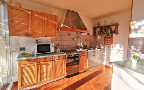 Agora: Cabinetry, Countertop, Ejendom, Køkken, Køkken Apparat, Komfur, Træ, Husholdningsapparat, Orange, Indretning