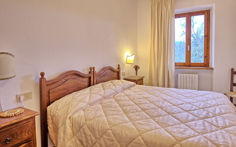 Villa Lorenzo: Soveværelse, Seng, Værelse, Møbel, Ejendom, Sengetøj, Bed Frame, Sengetøj, Madras, Dynebetræk