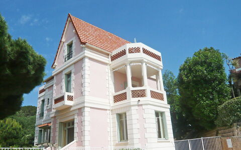 Cavalaire 151: Himmel, Plante, Bygning, Vindue, Træ, Hus, Trappe, Boligområde, Kvarter, Facade