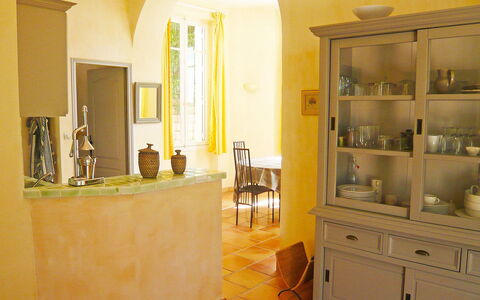 Cavalaire 151: Værelse, Gul, Ejendom, Møbel, Indretning, Etage, Bygning, Countertop, Cabinetry, Badeværelse
