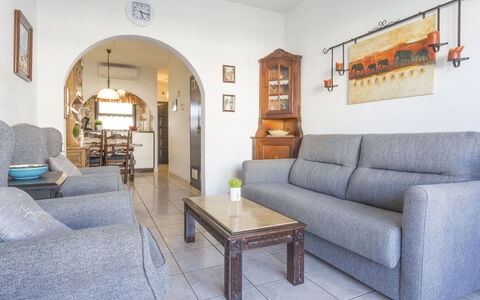 Porto Fino: Billedramme, Ejendom, Bord, Møbel, Couch, Komfort, Indretning, Studio Couch, Stueplante, Stue