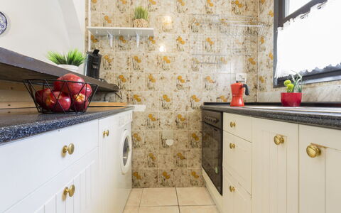 Porto Fino: Cabinetry, Ejendom, Vindue, Skuffe, Træ, Indretning, Belysning, Countertop, Orange, Køkken