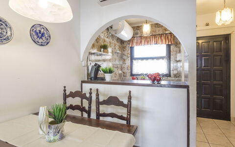 Porto Fino: Ejendom, Bord, Møbel, Plante, Blomsterkrukke, Cabinetry, Stueplante, Stol, Træ, Bygning