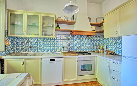 Casale Ambra: Værelse, Ejendom, Cabinetry, Køkken, Countertop, Møbel, Indretning, Bygning, Gul, Turquoise