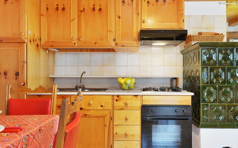 Villaggio Ladino: Countertop, Cabinetry, Ejendom, Møbel, Køkken, Komfur, Køkken Apparat, Træ, Gaskomfur, Gulvbelægning