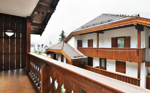 Villaggio Ladino: Ejendom, Bygning, Himmel, Træ, Sommerhus, Bejdse, Fritid, Hårdttræ, Hus, Sidespor