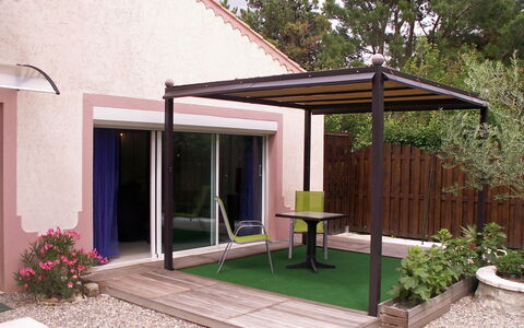 Haider: Ejendom, Bygning, Hus, Tag, Skygge, Pergola, Backyard, Veranda, Gårdhave, Pavilion