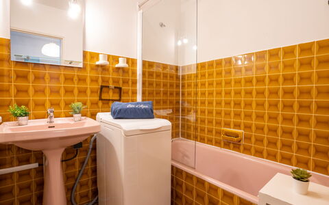 Saint Aygulf 111: Sanitærarmatur, Ejendom, Spejl, Badeværelse, Tap, Håndvask, Orange, Indretning, Arkitektur, Etage