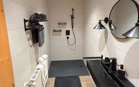 Vallis Bella: Gulvbelægning, Sanitærarmatur, Etage, Indretning, Badeværelse, Vvs, Flise, Værelse, Tap, Toilet
