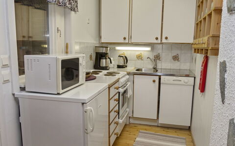 Varsta: Køkken Apparat, Køkken, Større Bandage, Træ, Indretning, Countertop, Gulvbelægning, Møbel, Husholdningsapparat, Cabinetry