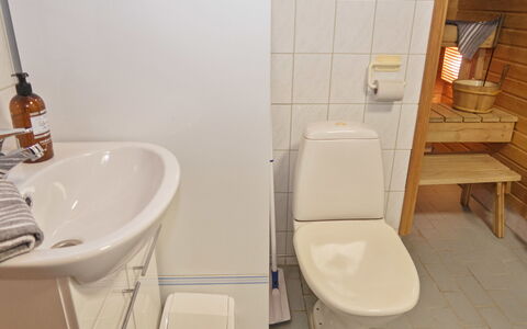 Varsta: Badeværelse, Gulvbelægning, Sanitærarmatur, Etage, Badeværelsesvask, Toiletbræt, Indretning, Toilet, Håndvask, Vvs