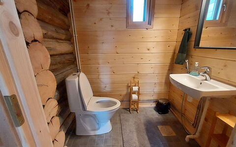 Alakitkajärvi, Takkusalmi: Toiletbræt, Træ, Gulvbelægning, Toilet, Etage, Sanitærarmatur, Bejdse, Hårdttræ, Badeværelse, Vvs