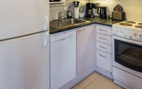 Ruka-Kitkan Kuukkeli: Køkken Apparat, Køkken, Countertop, Større Bandage, Komfur, Køkkenvask, Husholdningsapparat, Komfur, Cabinetry, Indretning