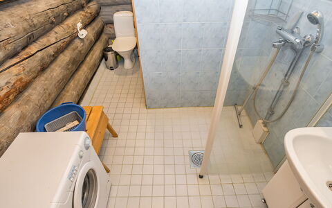 Pajalan Honka: Gulvbelægning, Etage, Træ, Sanitærarmatur, Toiletbræt, Badeværelse, Indretning, Toilet, Vvs, Værelse
