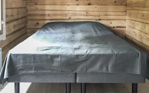 Pajalan Hirsitupa: Træ, Soveværelse, Gulvbelægning, Etage, Sengetøj, Seng, Sengetøj, Indretning, Bed Frame, Loft