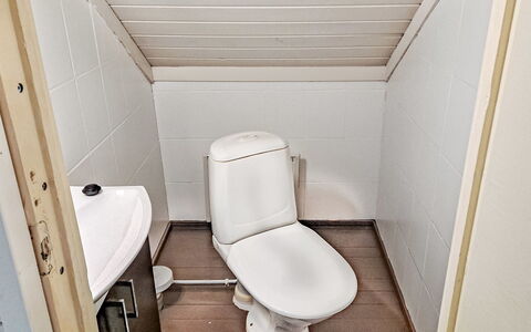 Pajalan Piilopirtti: Toiletbræt, Toilet, Sanitærarmatur, Gulvbelægning, Badeværelse, Etage, Vvs, Håndvask, Tap