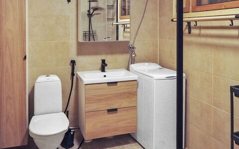 Piilola Nr 2: Sanitærarmatur, Gulvbelægning, Etage, Indretning, Badeværelsesskab, Vvs, Badeværelse, Toilet, Håndvask, Cabinetry