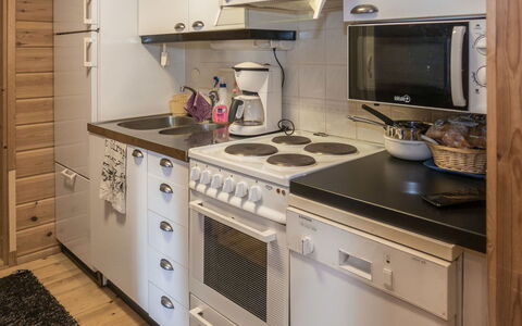Piilola Nr 1: Køkken Apparat, Køkken, Countertop, Cabinetry, Komfur, Større Bandage, Husholdningsapparat, Komfur, Møbel, Gaskomfur