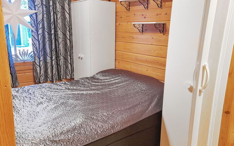 Piilola Nr 1: Etage, Gulvbelægning, Træ, Soveværelse, Værelse, Indretning, Bejdse, Seng, Møbel, Sengetøj