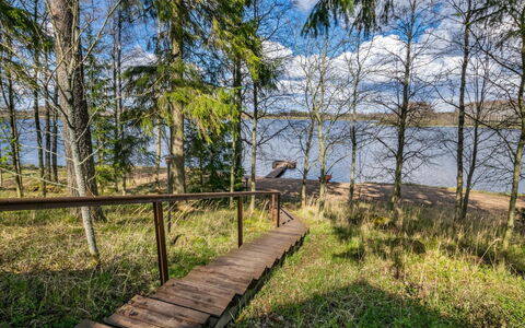 Järvilehto: Vindue, Facade, Arkitektur, Dør, Hjem, Estate, Mansion, Skydevindue, Altan, Villa
