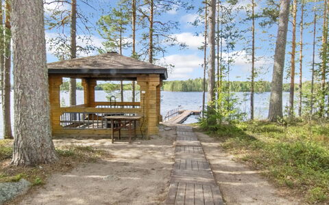 Korpilahti: Græs, Hus, Sommerhus, Land Lot, Hjem, Estate, Lawn, Sidespor, Stuehus, Veranda