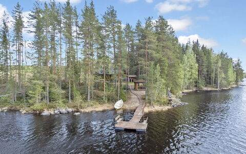 Korpilahti: Græs, Hus, Sommerhus, Land Lot, Hjem, Estate, Lawn, Sidespor, Stuehus, Veranda