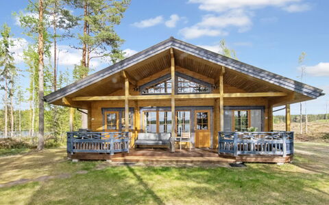 Korpilahti: Græs, Hus, Sommerhus, Land Lot, Hjem, Estate, Lawn, Sidespor, Stuehus, Veranda