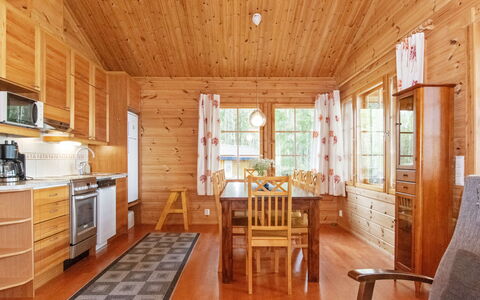 Korpilahti: Græs, Hus, Sommerhus, Land Lot, Hjem, Estate, Lawn, Sidespor, Stuehus, Veranda