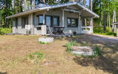 Auvola: Græs, Hus, Sommerhus, Land Lot, Hjem, Estate, Lawn, Sidespor, Stuehus, Veranda