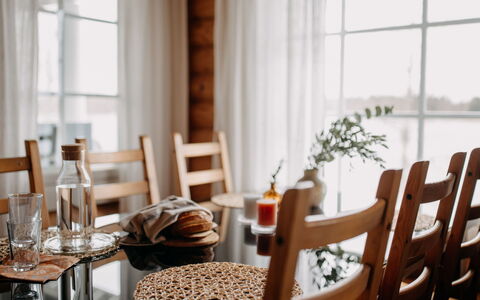 Iltarusko: Møbel, Bord, Træ, Bordservice, Indretning, Stol, Serveware, Spisestue, Glas, Drinkware