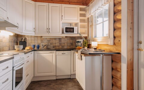 Iltarusko: Køkken, Køkken Apparat, Træ, Indretning, Countertop, Større Bandage, Gulvbelægning, Møbel, Cabinetry, Værelse