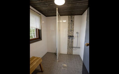 Kalliorinne: Hjem, Sommerhus, Tag, Estate, Skygge, Stuehus, Lawn, Landscaping, Have, Gård