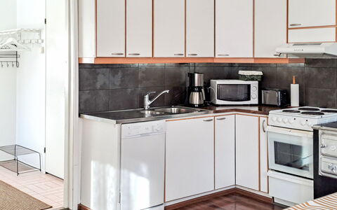 Villa Paasirinne B: Køkken, Køkken Apparat, Større Bandage, Indretning, Gulvbelægning, Træ, Countertop, Møbel, Husholdningsapparat, Cabinetry