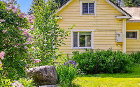 Villa Paasirinne B: Grøn, Bygning, Blomst, Hus, Gul, Busk, Hjem, Sommerhus, Land Lot