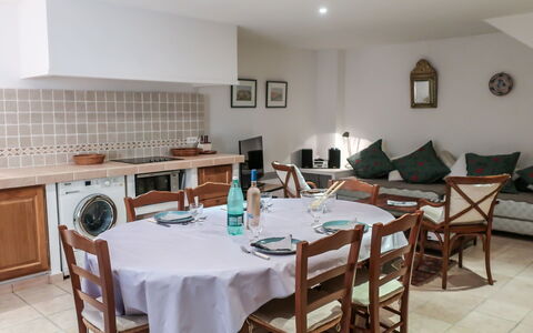 Maury: Ejendom, Værelse, Møbel, Bygning, Ejendom, Bord, Spisestue, Indretning, Hus, Restaurant