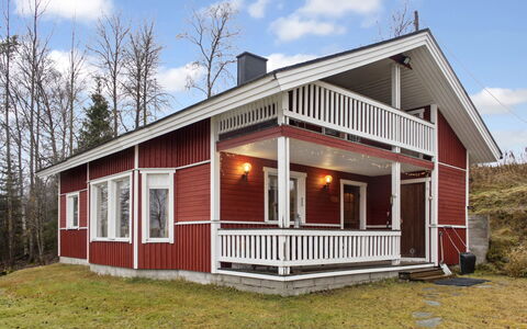 Pesäkolo: Træ, Sommerhus, Veranda, Hus, Tag, Hjem, Hårdttræ, Dør, Sidespor, Bejdse