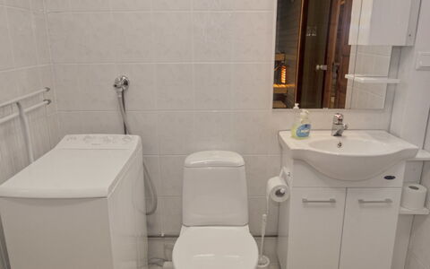 Pesäkolo: Sanitærarmatur, Badeværelsesvask, Håndvask, Toiletbræt, Badeværelse, Toilet, Tap, Etage, Vvs, Gulvbelægning