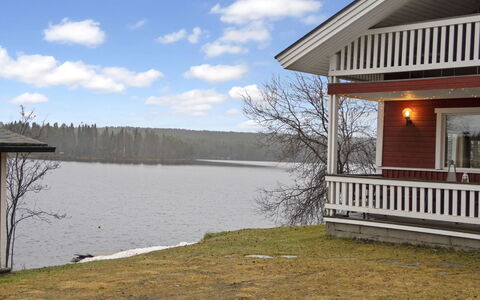 Pesäkolo: Træ, Veranda, Hjem, Sommerhus, Hårdttræ, Estate, Reservoir, Stuehus, Bjælkehytte, Dæk