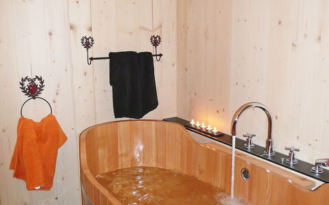 Chalet la Poya: Værelse, Badeværelse, Håndvask, Sanitærarmatur, Flise, Indretning, Etage, Tap, Køkken