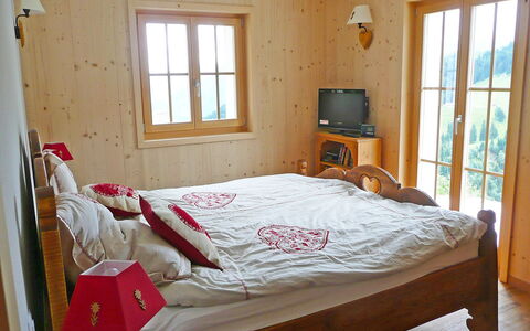 Chalet la Poya: Soveværelse, Seng, Møbel, Værelse, Sengetøj, Ejendom, Sengetøj, Madras, Bed Frame, Etage
