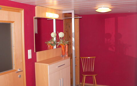 Elsa: Værelse, Loft, Ejendom, Indretning, Rød, Lyserød, Møbel, Bygning, Hus, Cabinetry